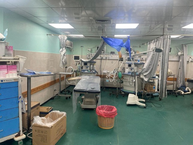 Bác sĩ hé lộ tình trạng bệnh viện lớn nhất Dải Gaza: Thiếu nhiên liệu, nhiều bệnh nhân qua đời - Ảnh 1.