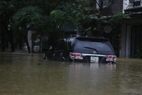CLIP: Hơn 500 ôtô tại Huế ngập trong nước lũ, nhiều chủ garage từ chối nhận khách - Ảnh 3.