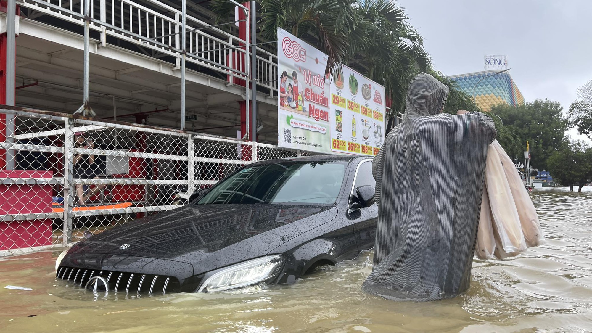 CLIP: Hơn 500 ôtô tại Huế ngập trong nước lũ, nhiều chủ garage từ chối nhận khách - Ảnh 4.
