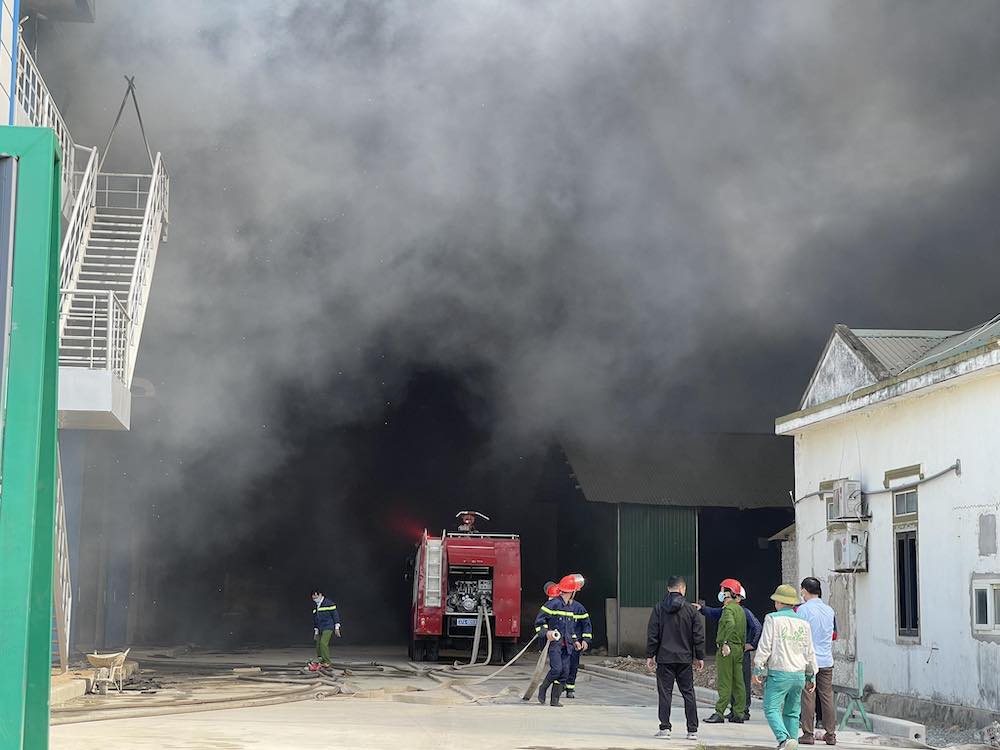 Nghệ An: Cháy lớn tại Khu công nghiệp, công nhân hoảng hốt tháo chạy- Ảnh 1.