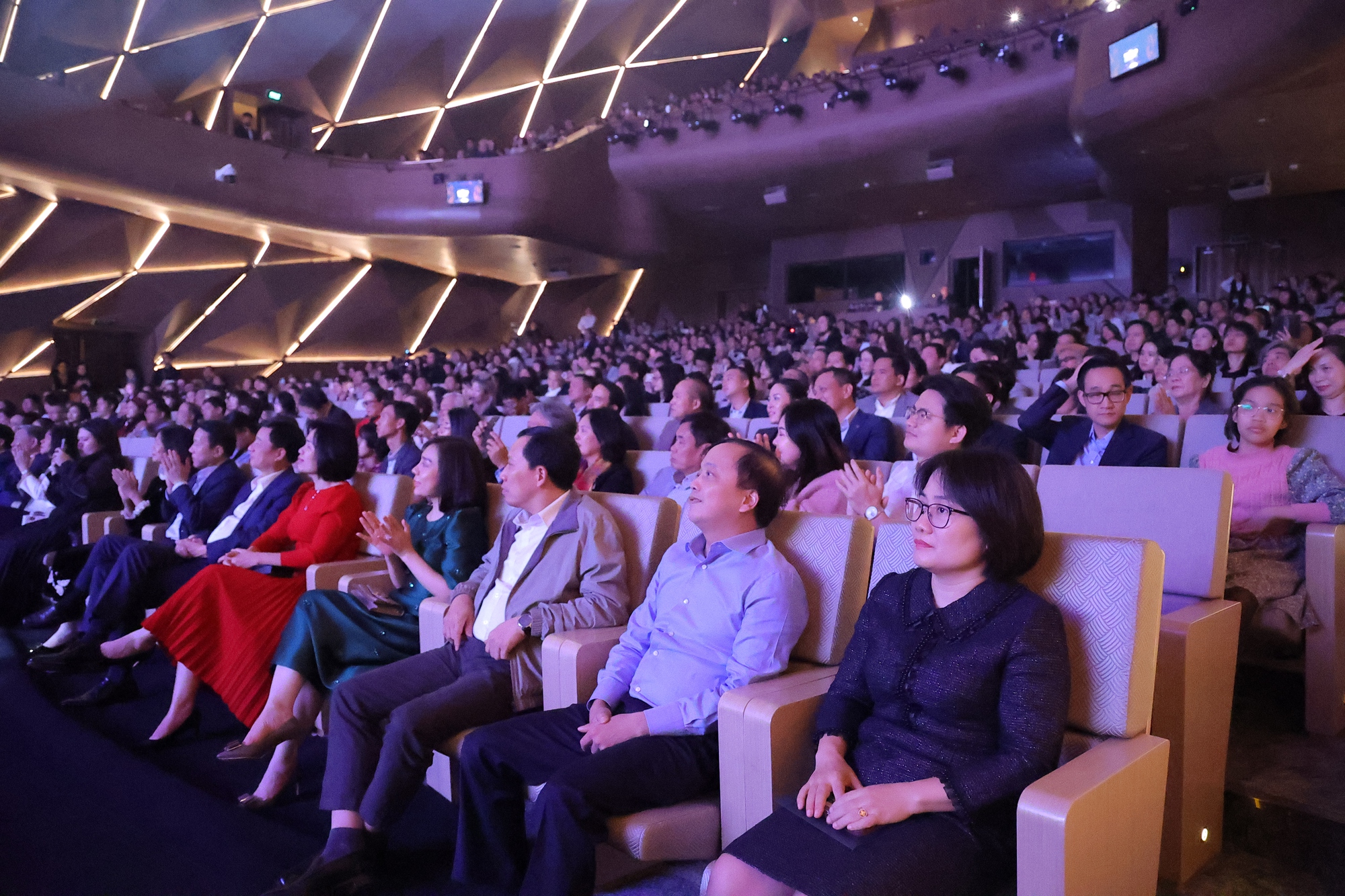 Huyền thoại Kenny G bất ngờ trở lại với đêm diễn thứ 2, thăng hoa cùng hàng nghìn khán giả, nhiều nghệ sĩ nổi tiếng cũng góp mặt - Ảnh 5.