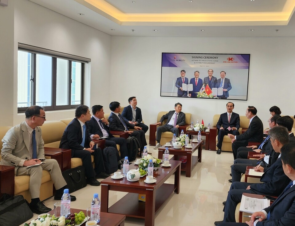 Sếp hãng xe Hàn gặp đối tác VN tại Huế: Tham vọng bán SUV điện đấu VF 8, xây nhà máy công suất 15.000 xe/năm - Ảnh 1. Sếp hãng xe Hàn gặp đối tác VN tại Huế: Tham vọng bán SUV điện đấu VF 8, xây nhà máy công suất 15.000 xe/năm - Ảnh 1.