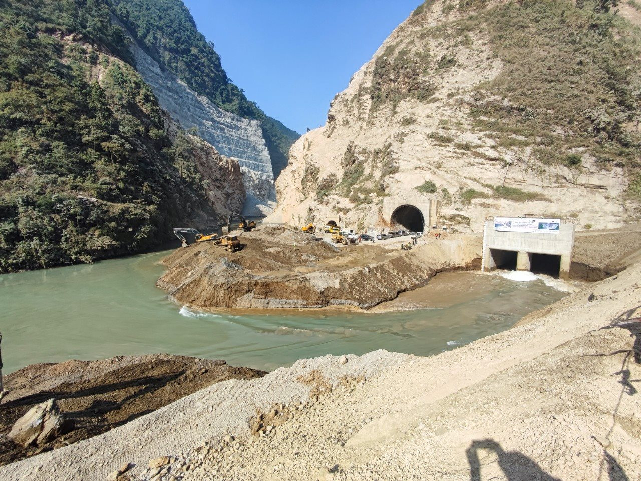 Hai nhà thầu Việt Nam tham gia dự án thủy điện 180 triệu USD có đập cao nhất Nepal: SJG tăng 30% trong vòng 3 ngày, TV1 bình tĩnh đi lên không mệt mỏi - Ảnh 1.