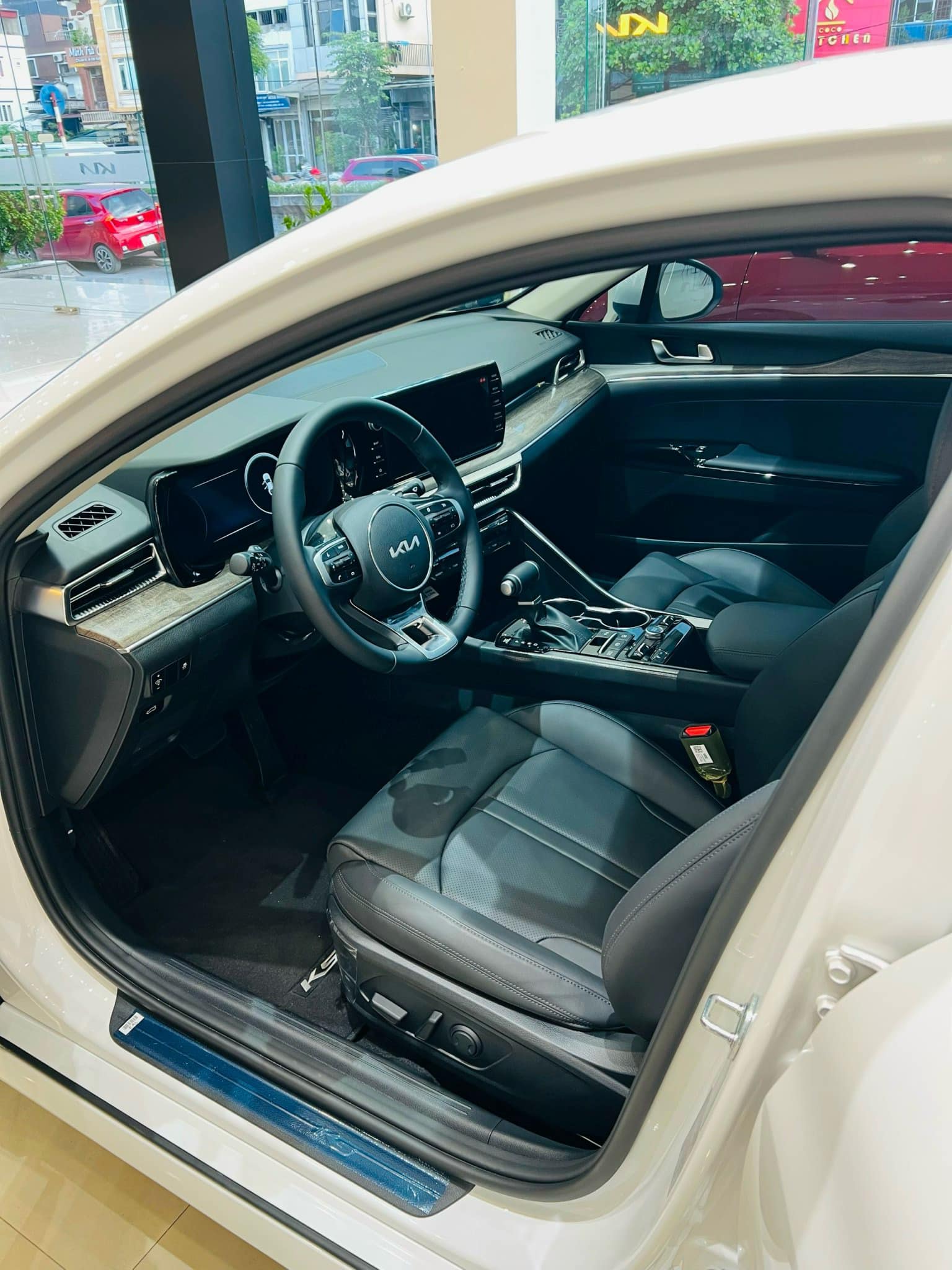 Giá Kia K5 chạm đáy mới: Giảm kỷ lục 139 triệu đồng, rẻ hơn cả Corolla Altis bản tiêu chuẩn - Ảnh 2.