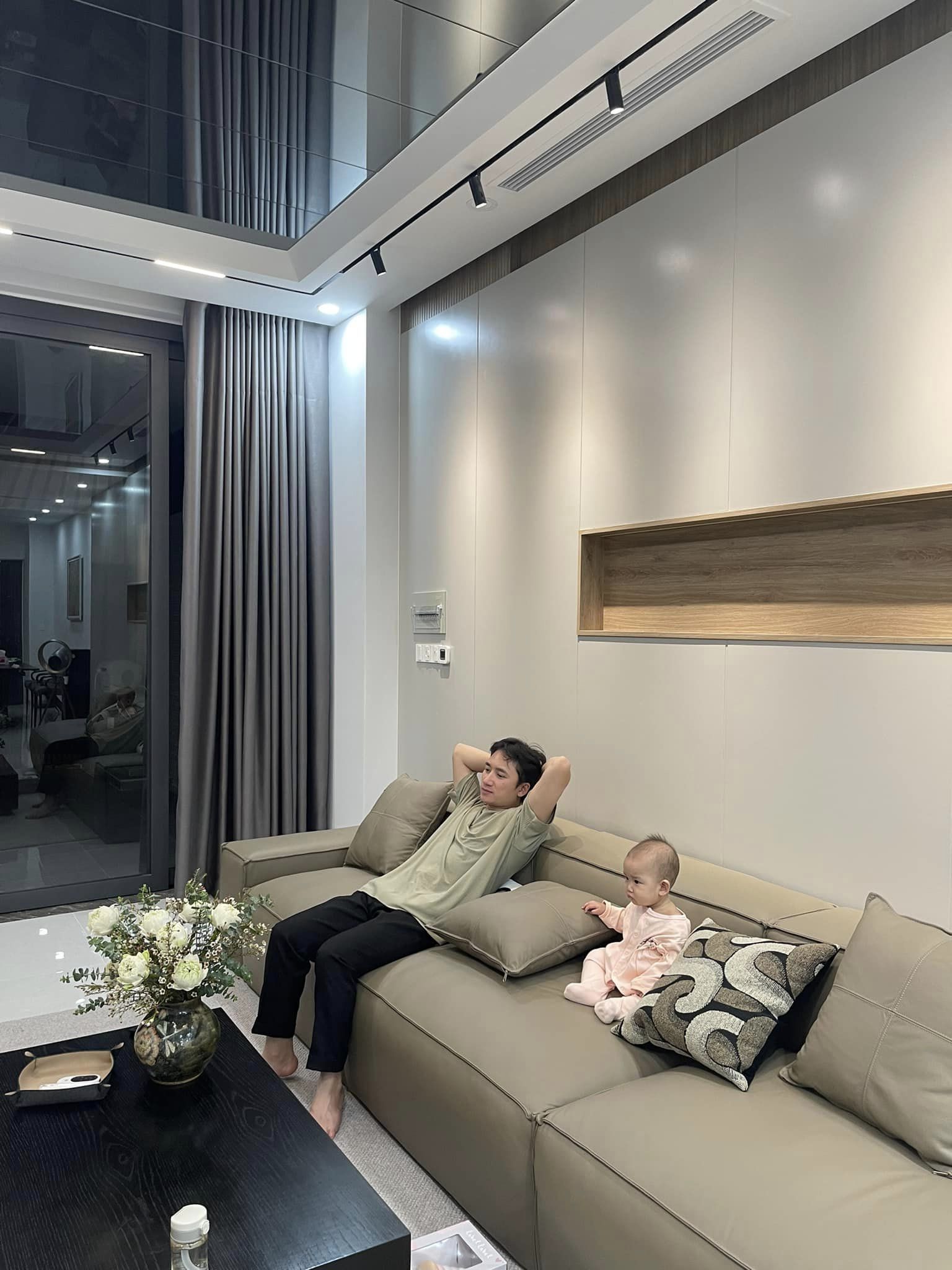 Vợ chồng Phan Mạnh Quỳnh khoe căn nhà 3 tầng mới xây: Tự tay chọn từng viên gạch, không gian xịn xò- Ảnh 1.