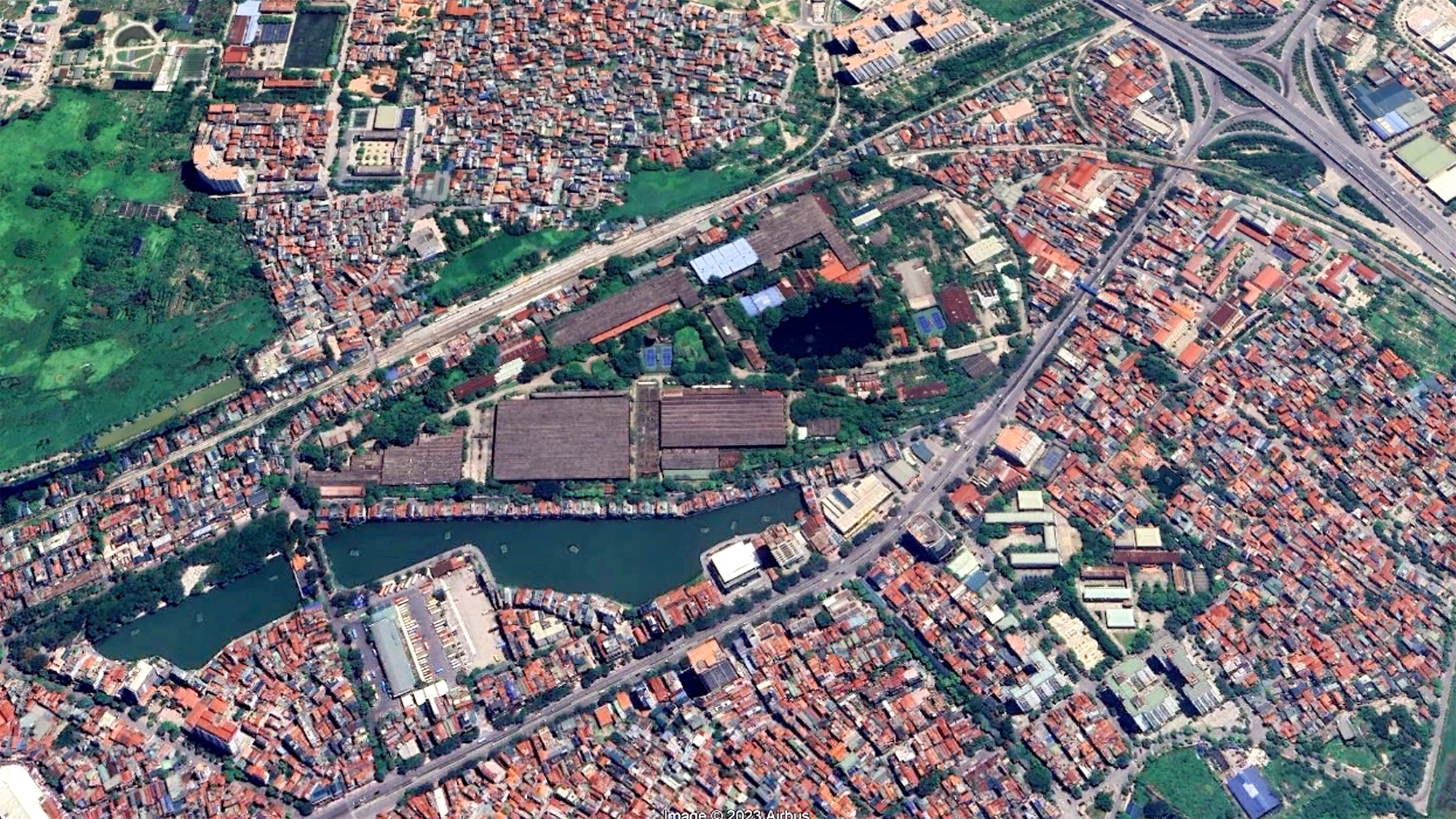 Hình ảnh khó tin ở nhà máy xe lửa lớn nhất Việt Nam: Tương lai bất định của 20 ha đất vàng giữa Thủ đô - Ảnh 1.