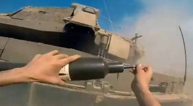 Tăng thiết giáp 'mù tịt' trước bộ binh Hamas, Israel phải gom góp mua thứ... nhà bạn có thể cũng có? - Ảnh 1.