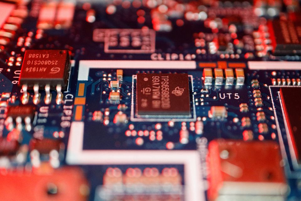 Trung Quốc chế tạo chip AI nhanh và tiết kiệm năng lượng hơn - Ảnh 2.