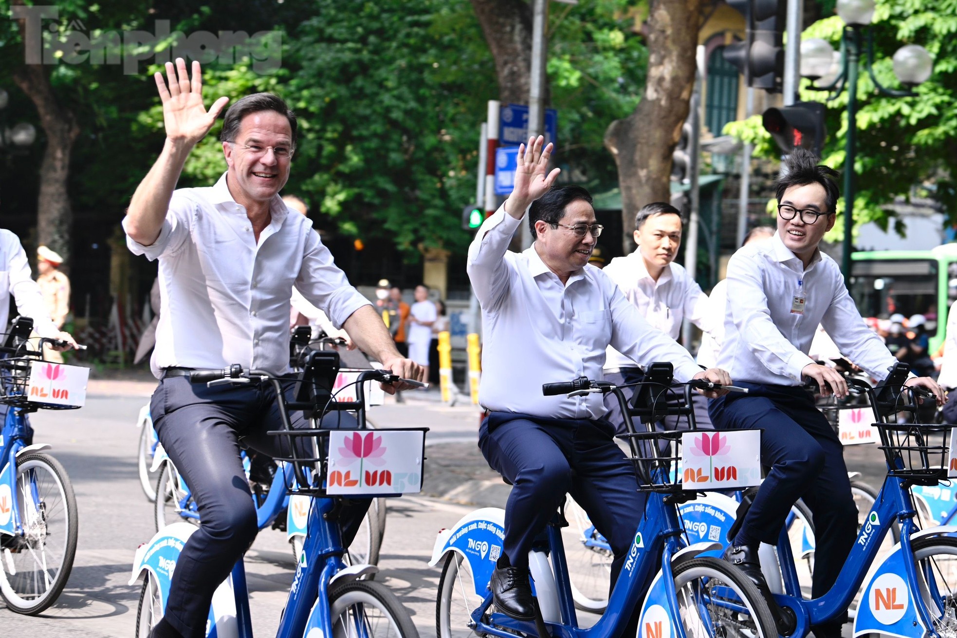 Hai Thủ tướng Việt Nam - Hà Lan cùng đạp xe dạo phố Hà Nội - Ảnh 1.