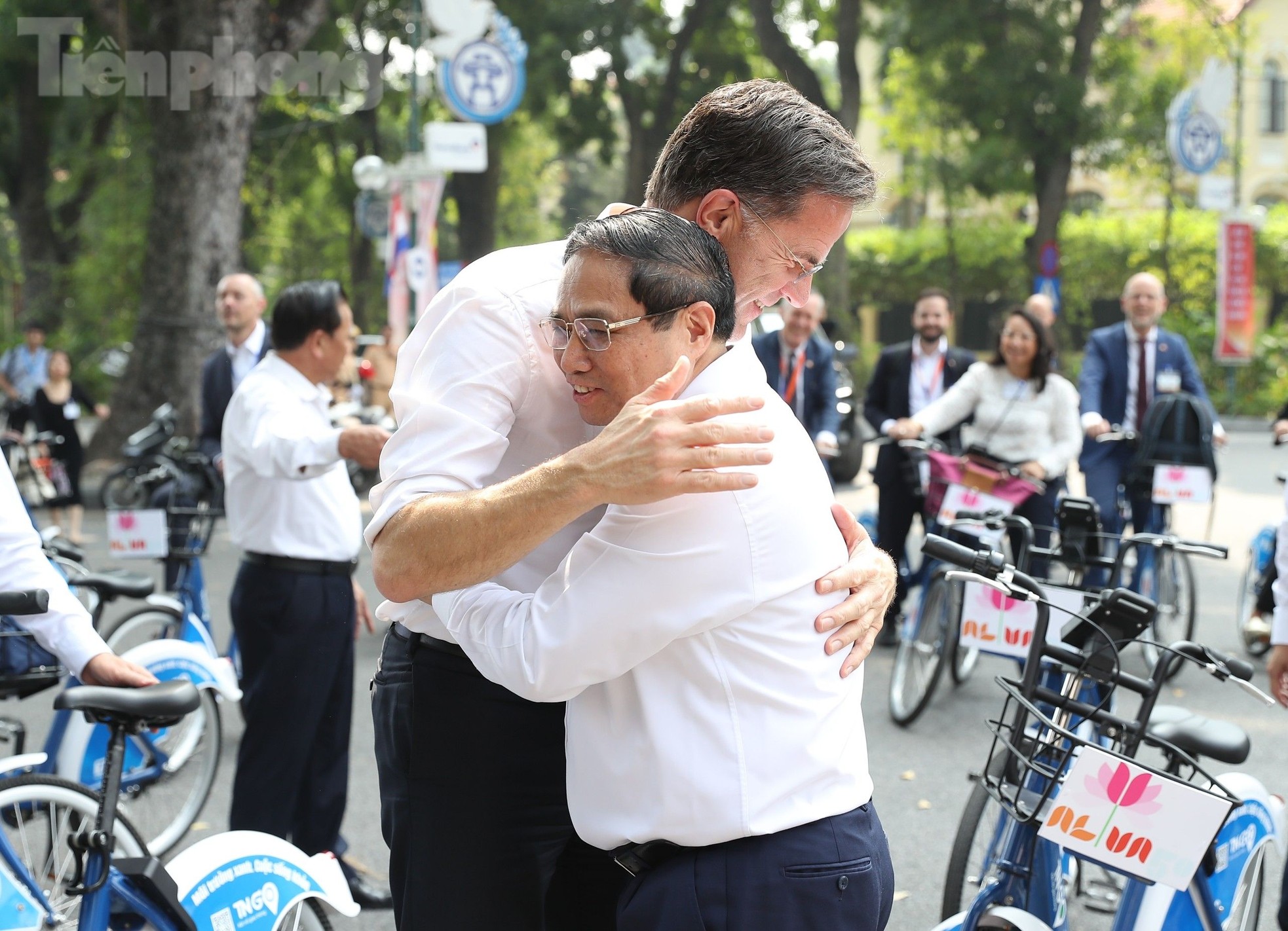 Hai Thủ tướng Việt Nam - Hà Lan cùng đạp xe dạo phố Hà Nội - Ảnh 4.
