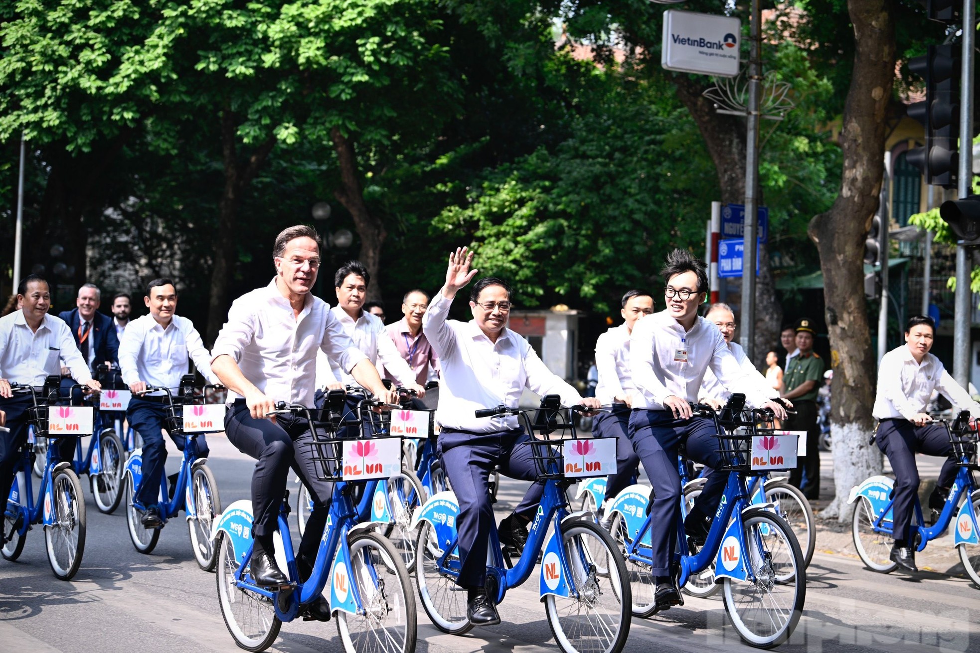 Hai Thủ tướng Việt Nam - Hà Lan cùng đạp xe dạo phố Hà Nội - Ảnh 2.