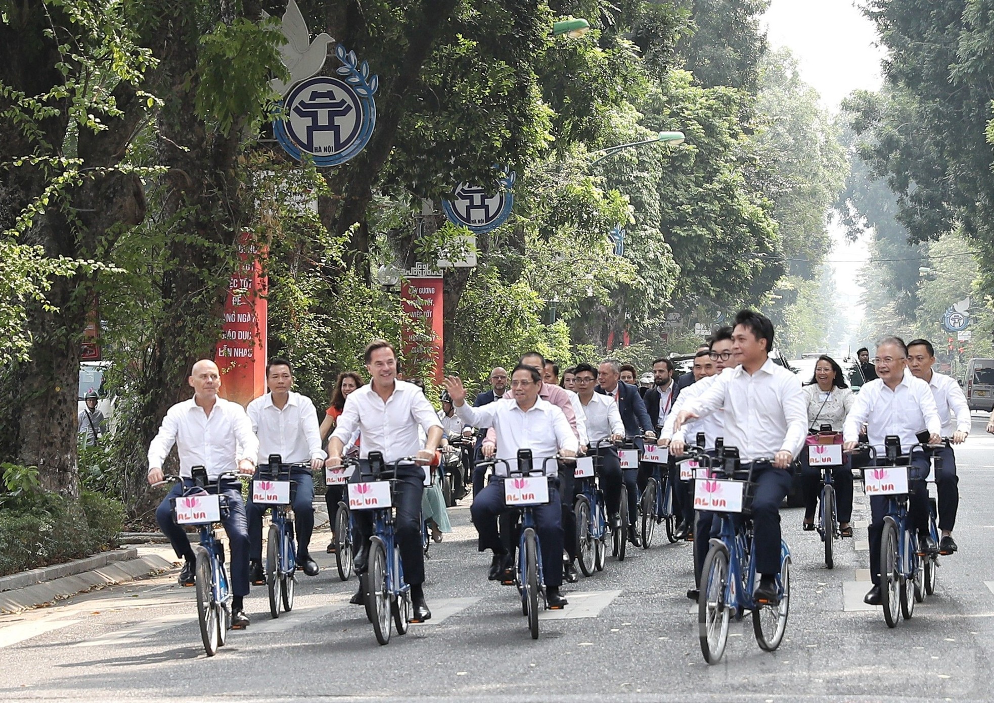 Hai Thủ tướng Việt Nam - Hà Lan cùng đạp xe dạo phố Hà Nội - Ảnh 3.
