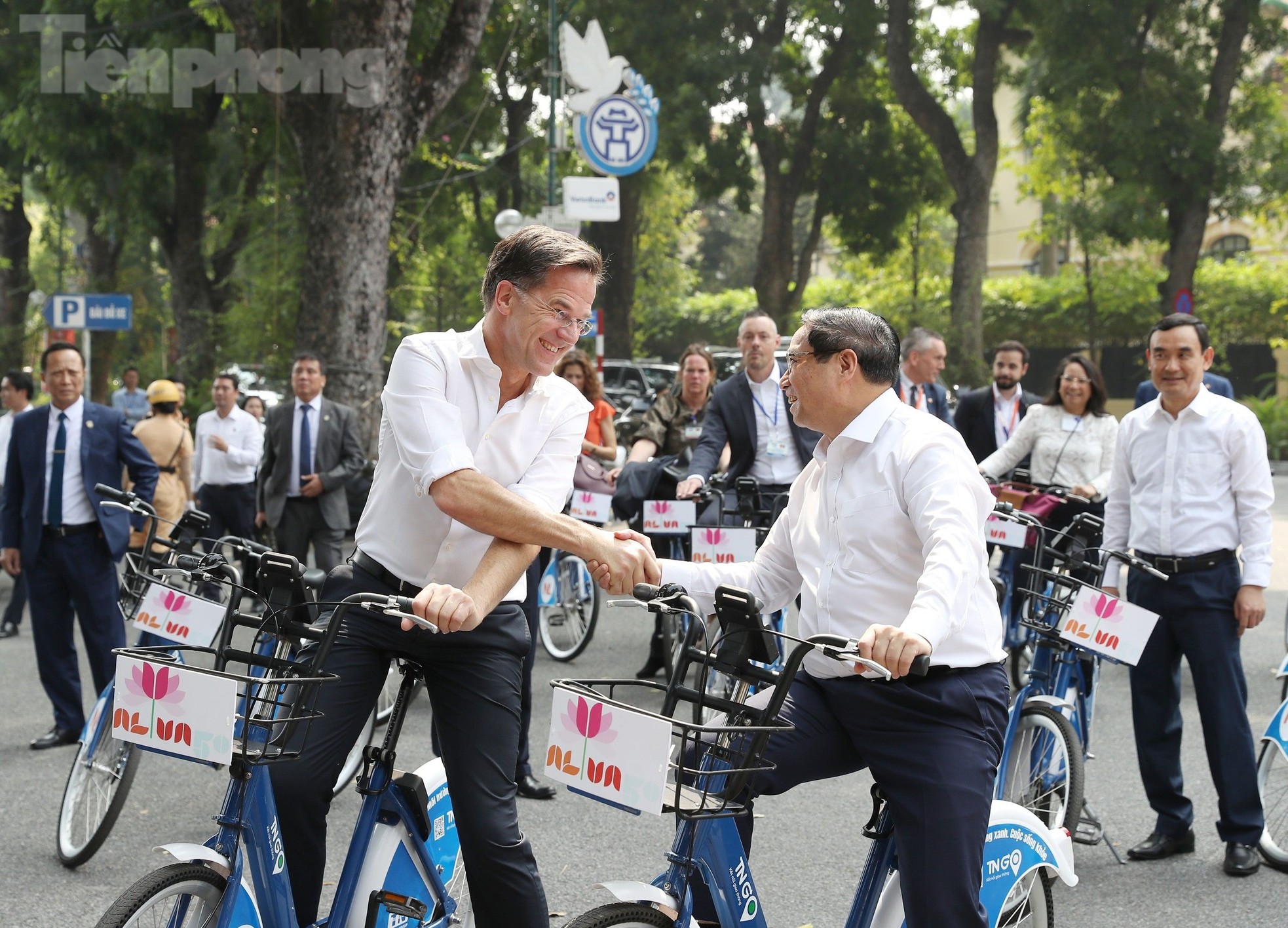 Hai Thủ tướng Việt Nam - Hà Lan cùng đạp xe dạo phố Hà Nội - Ảnh 5.