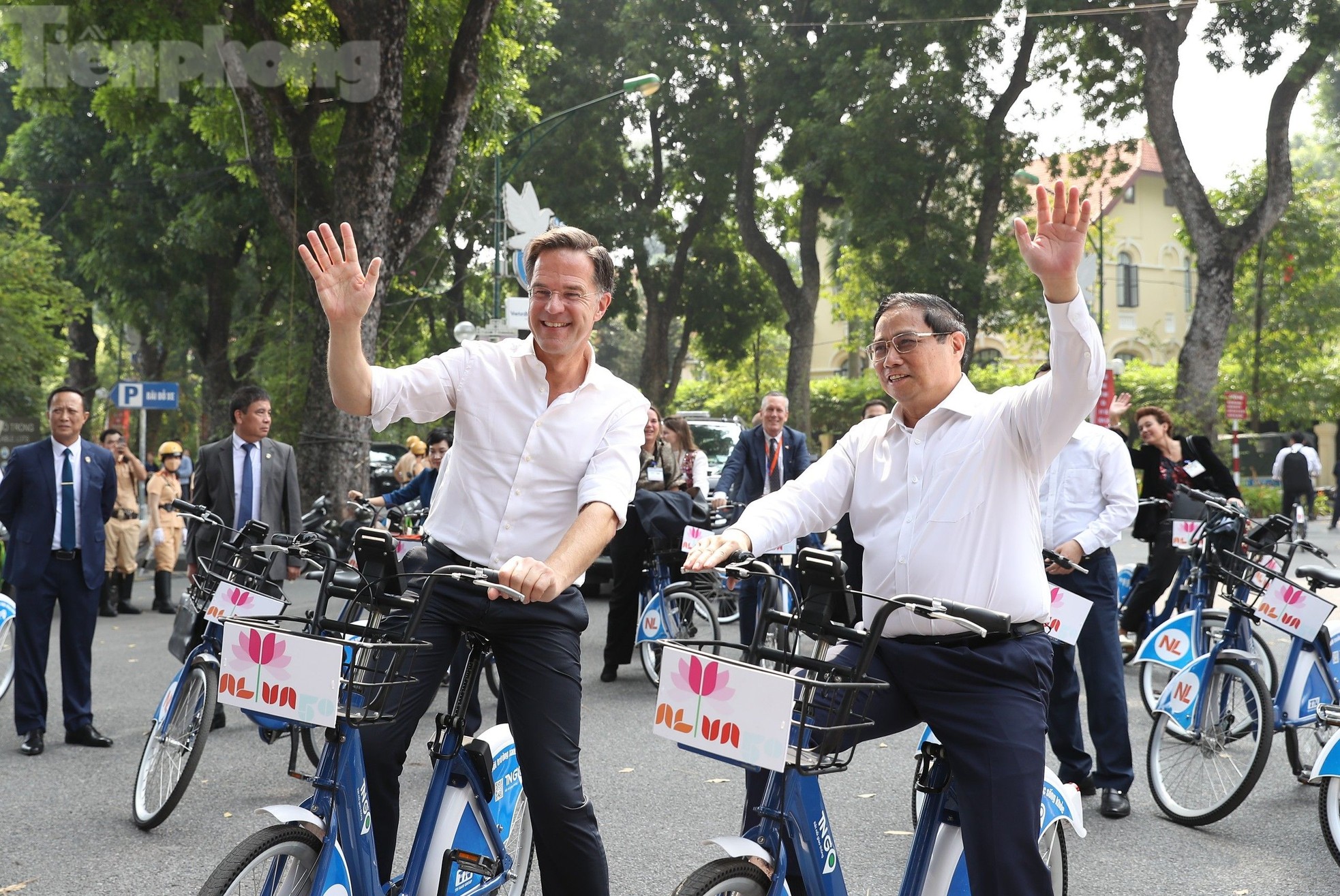 Hai Thủ tướng Việt Nam - Hà Lan cùng đạp xe dạo phố Hà Nội - Ảnh 6.