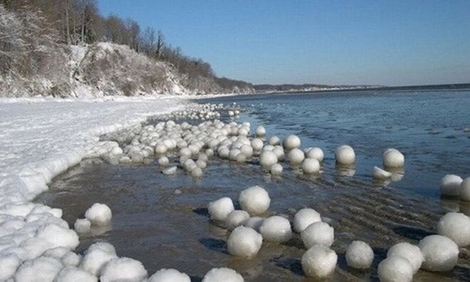 Kỳ lạ hàng ngàn quả bóng tuyết trôi dạt vào bờ biển - Ảnh 2.