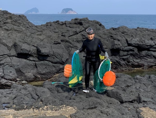 Nghề lặn biển của các hải nữ đảo Jeju - Ảnh 1.