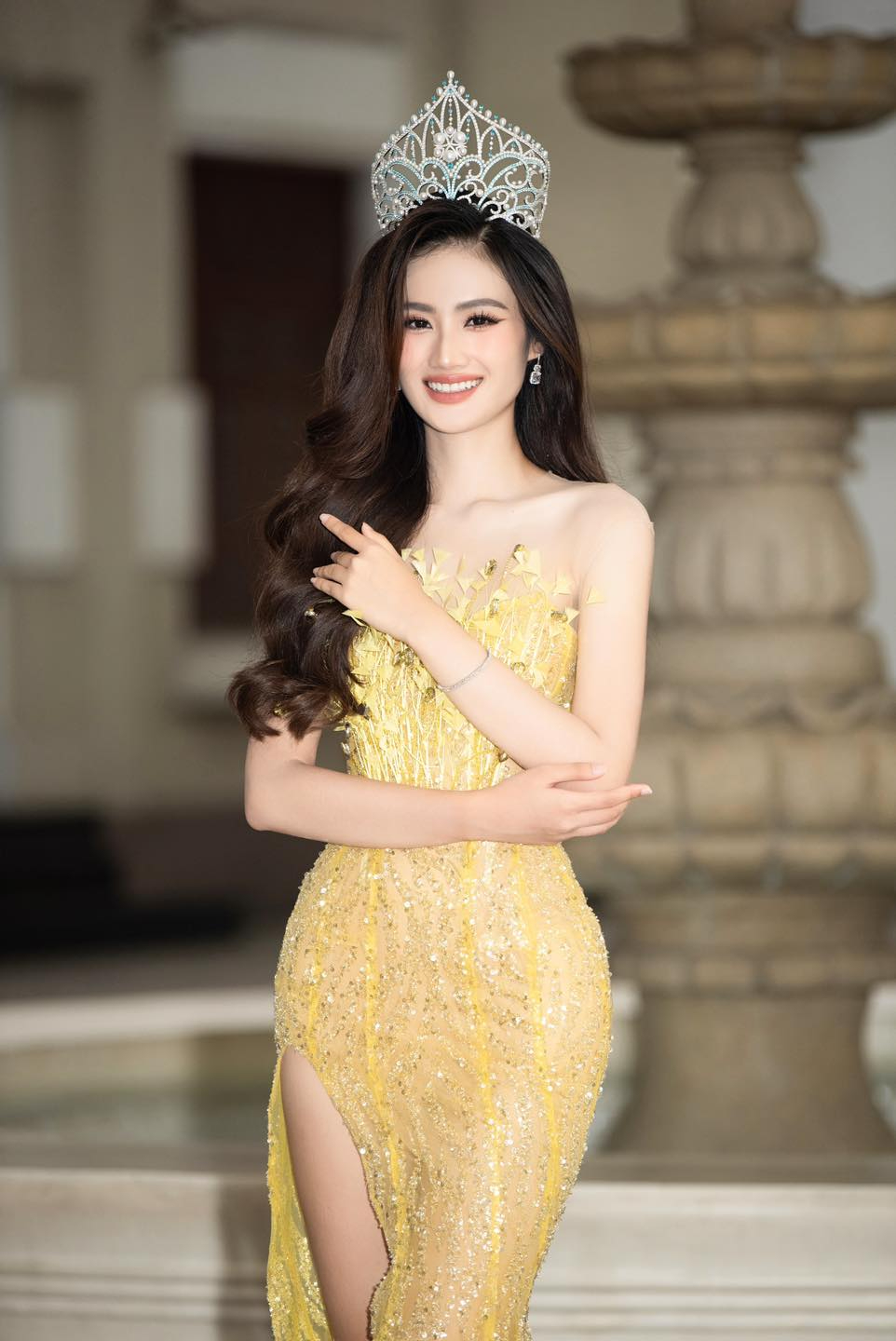 Ý Nhi - trường hợp hi hữu trong làng Hoa hậu: Vừa đăng quang đã &quot;biến mất&quot; khỏi showbiz, lần hiếm hoi lộ diện gây chạnh lòng - Ảnh 1.