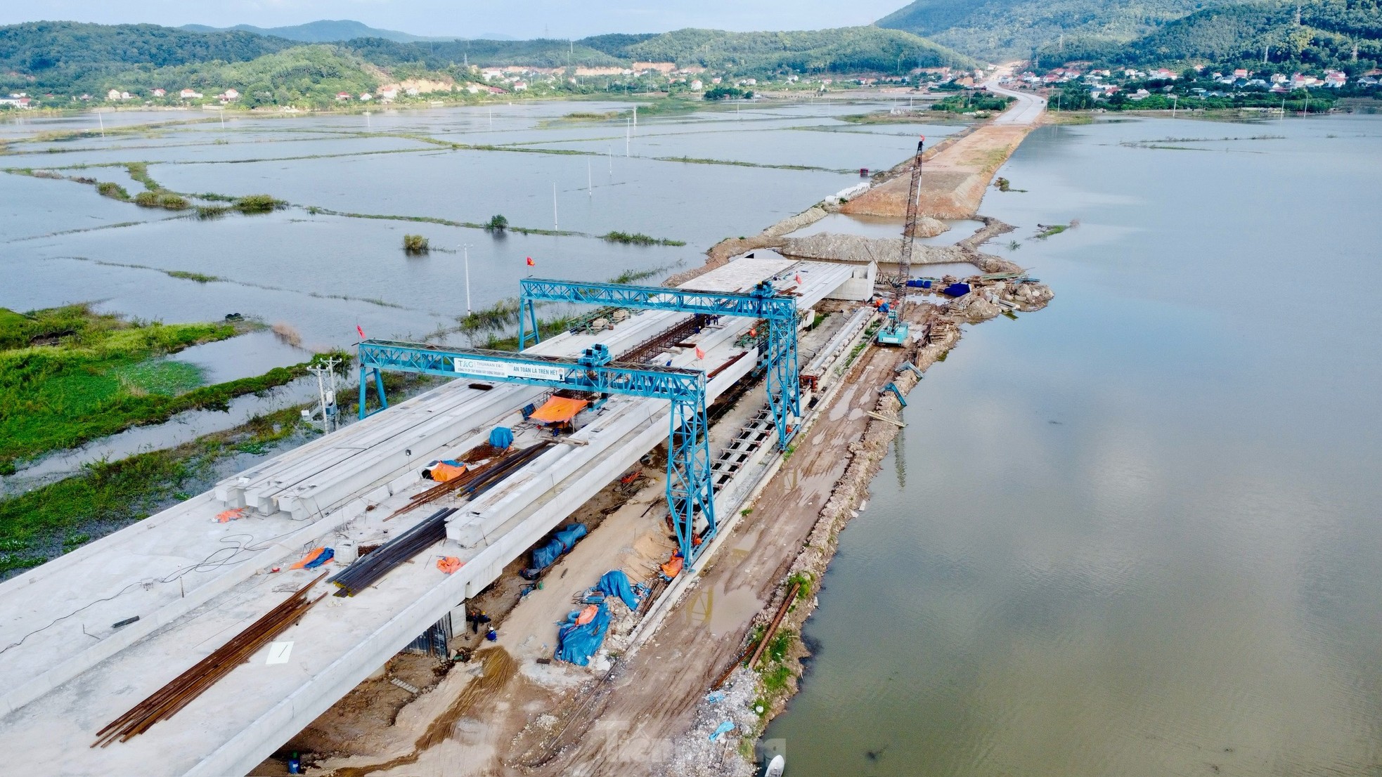Cầu dây văng trị giá gần 1.500 tỷ đồng nối Bắc Giang - Hải Dương sắp thành hình - Ảnh 5.