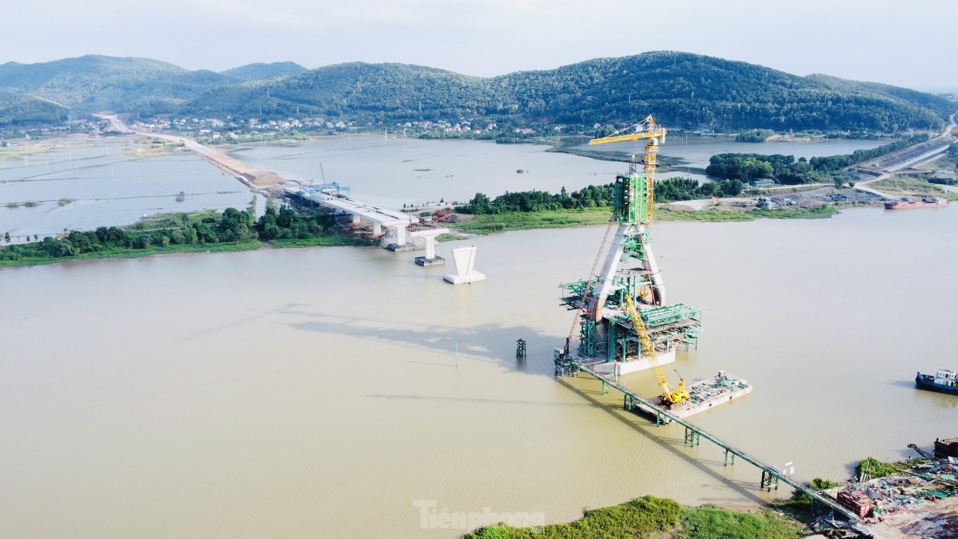 Cầu dây văng trị giá gần 1.500 tỷ đồng nối Bắc Giang - Hải Dương sắp thành hình - Ảnh 2.