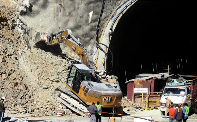 Ấn Độ xem xét khoan đường hầm thẳng đứng giải cứu 41 công nhân bị mắc kẹt - Ảnh 1.