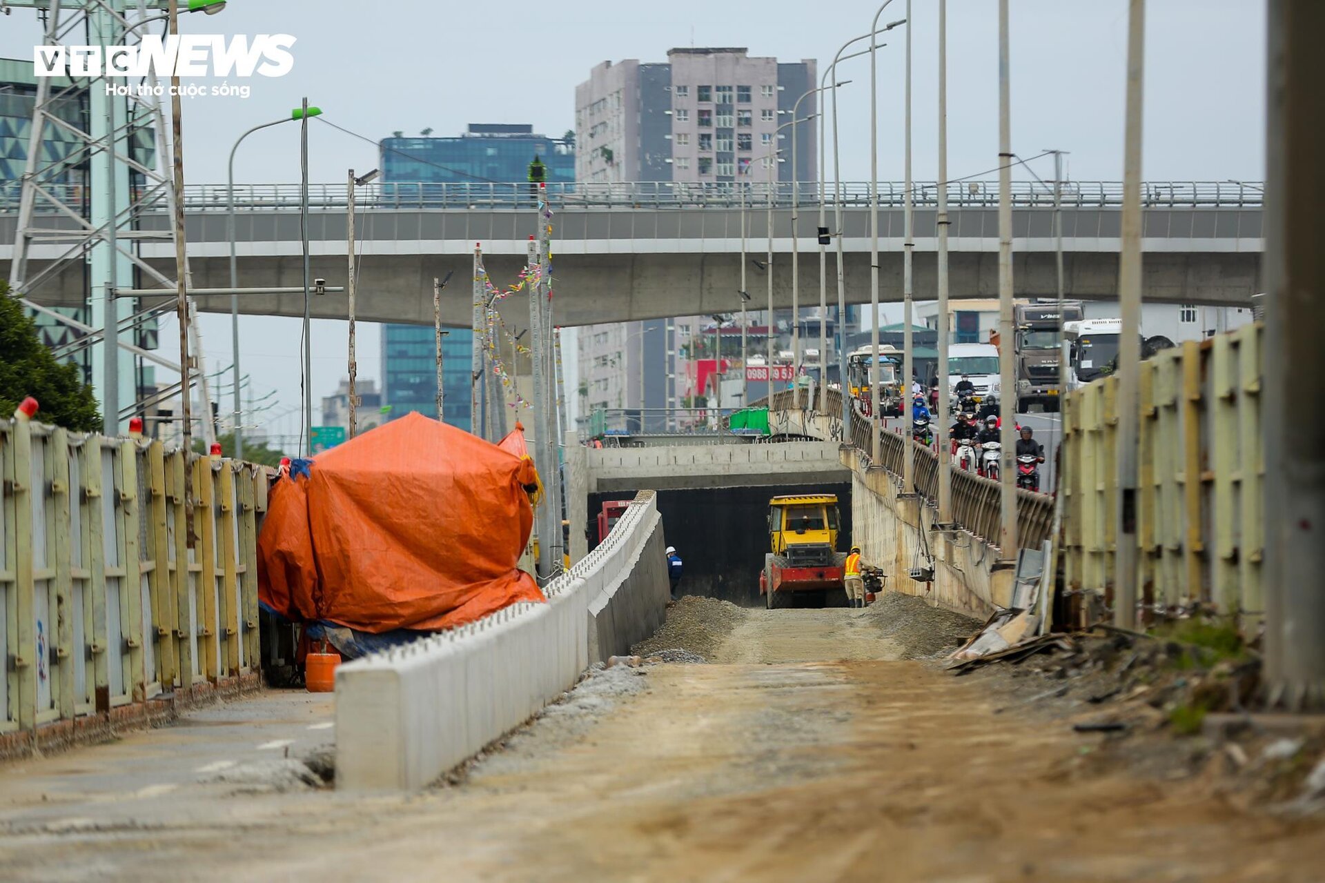 Hai cầu vượt thép 342 tỷ đồng ở Hà Nội thế nào sau hơn 9 tháng thi công? - Ảnh 6.