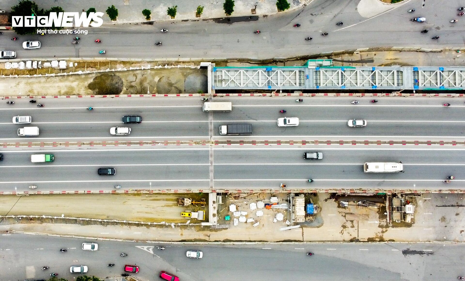 Hai cầu vượt thép 342 tỷ đồng ở Hà Nội thế nào sau hơn 9 tháng thi công? - Ảnh 4.