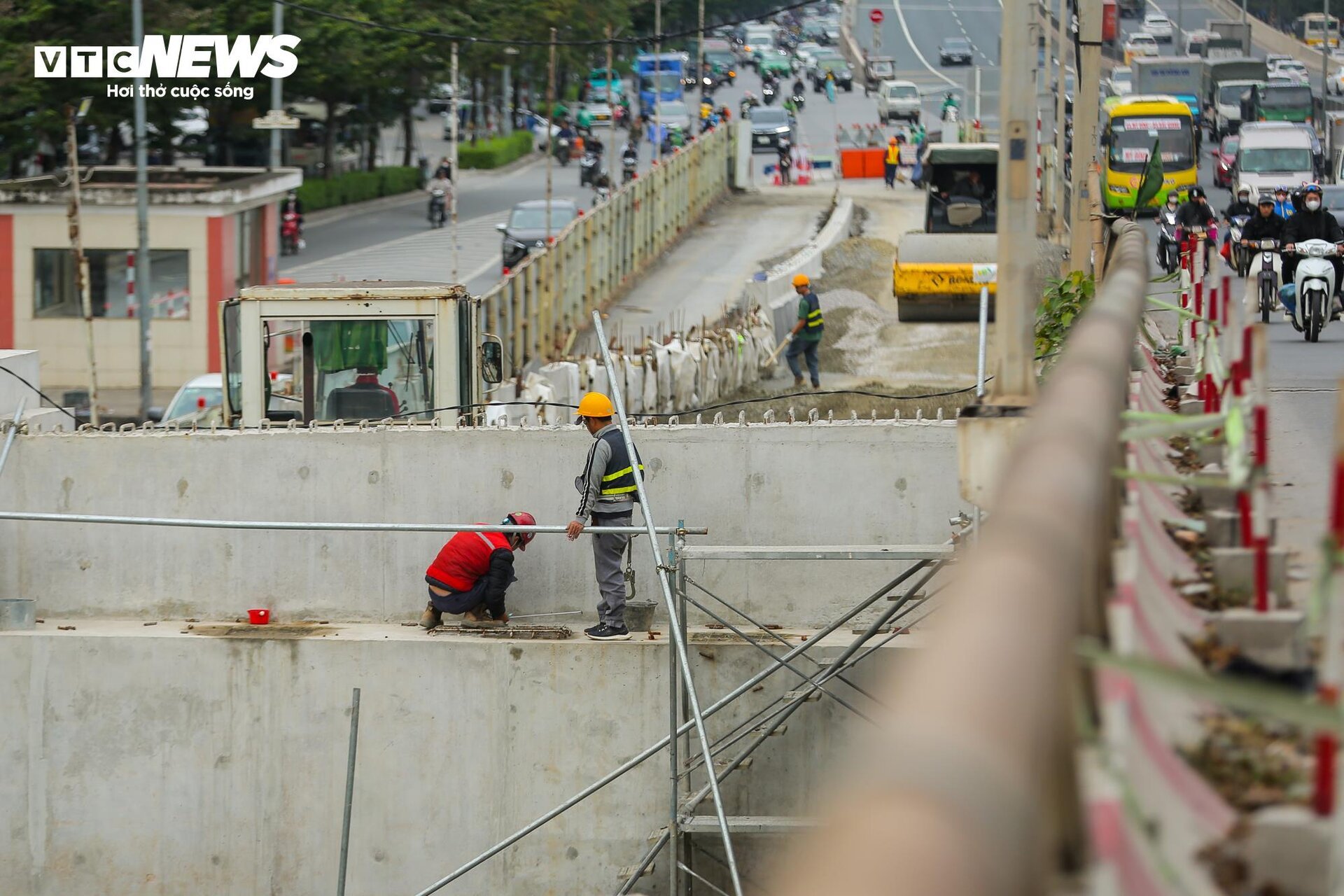 Hai cầu vượt thép 342 tỷ đồng ở Hà Nội thế nào sau hơn 9 tháng thi công? - Ảnh 10.