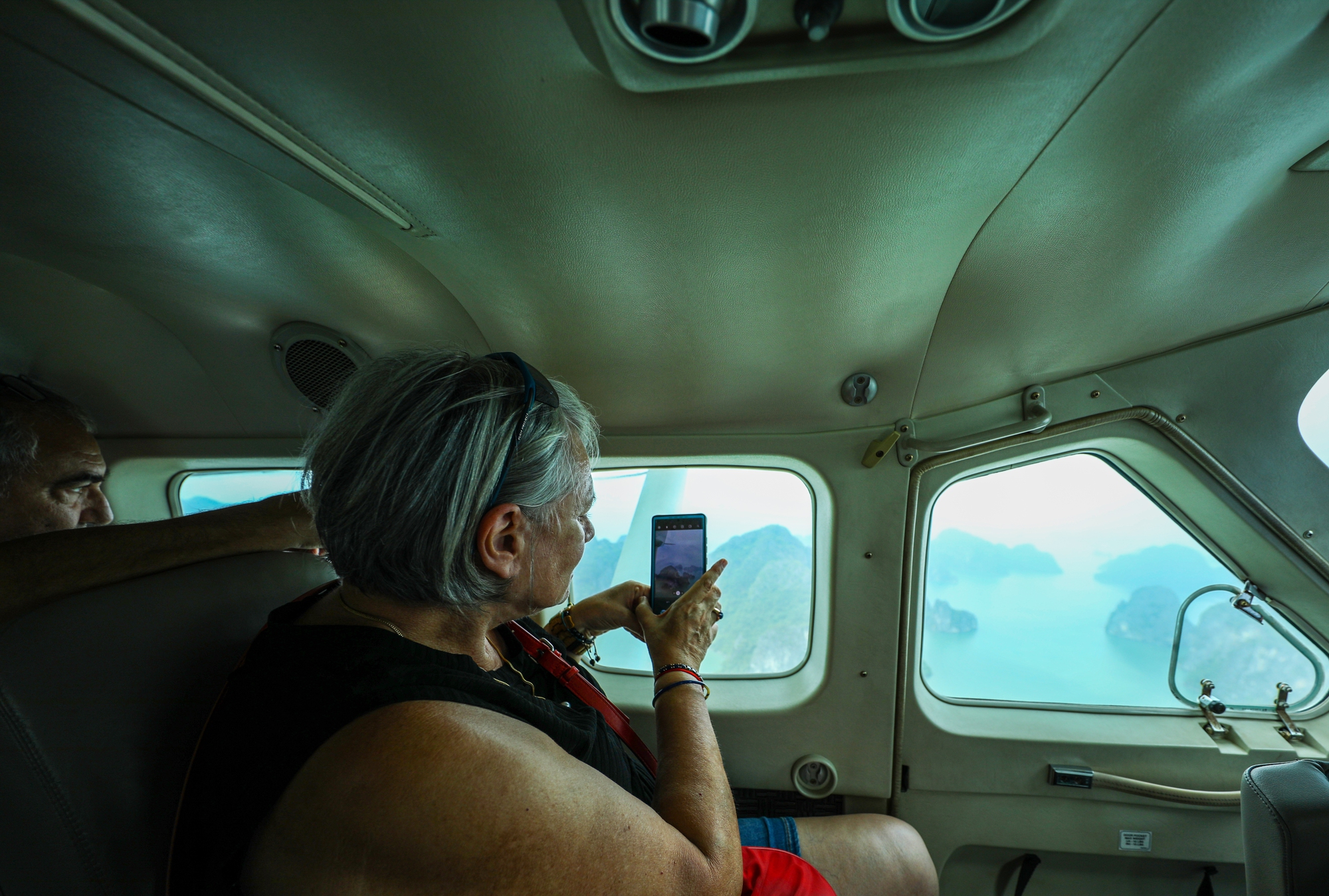 Ngắm Vịnh Hạ Long bằng thủy phi cơ: 25 phút mê mẩn trước cảnh đảo lớn đảo nhỏ lấp ló, trùng điệp dãy núi đá vôi, mặt biển xanh rì sóng vỗ - Ảnh 5.