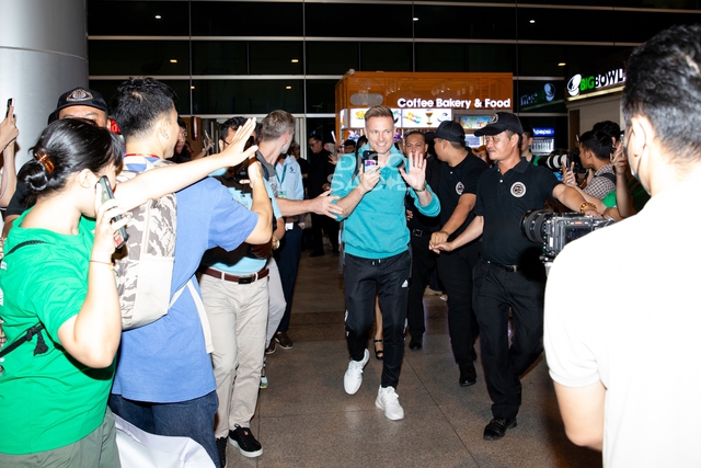 Ơn giời Westlife đổ bộ Tân Sơn Nhất rồi: U50 vẫn soái ngời ngời, hào hứng chào fan Việt sau 12 năm trở lại - Ảnh 5.