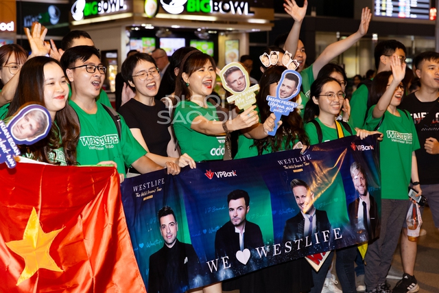 Ơn giời Westlife đổ bộ Tân Sơn Nhất rồi: U50 vẫn soái ngời ngời, hào hứng chào fan Việt sau 12 năm trở lại - Ảnh 13.
