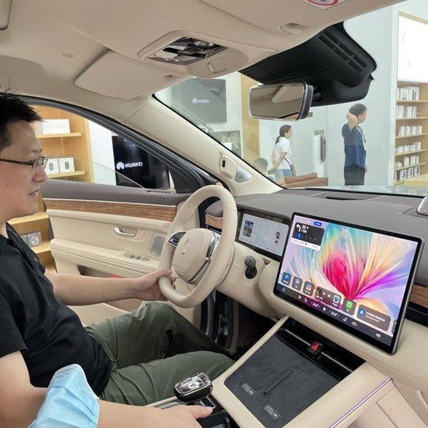 Khi các 'ông lớn' công nghệ Xiaomi, Huawei vẽ lại bức tranh thị trường xe điện Trung Quốc bằng cuộc đua mới: khi xe điện có thể biến thành smartphone - Ảnh 1.