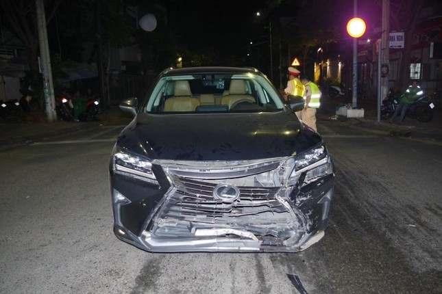 Tin mới vụ xe Lexus liên tục đâm vào ô tô 4 chỗ ở TP. Bà Rịa - Ảnh 1.