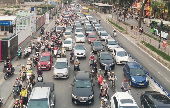 Hạn chế xe cá nhân tại Hà Nội: Đề xuất lùi thời điểm thực hiện đến năm 2035 - Ảnh 1.