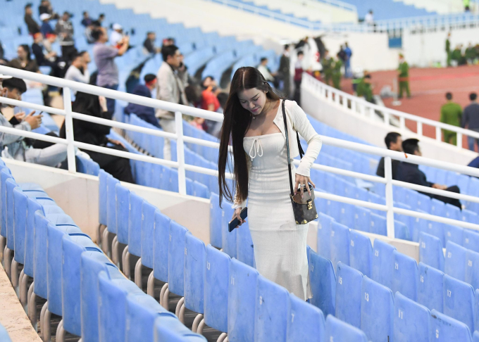 Bạn gái Văn Lâm đến sân cổ vũ cho tuyển Việt Nam, gây chú ý bởi nhan sắc xinh đẹp - Ảnh 1.
