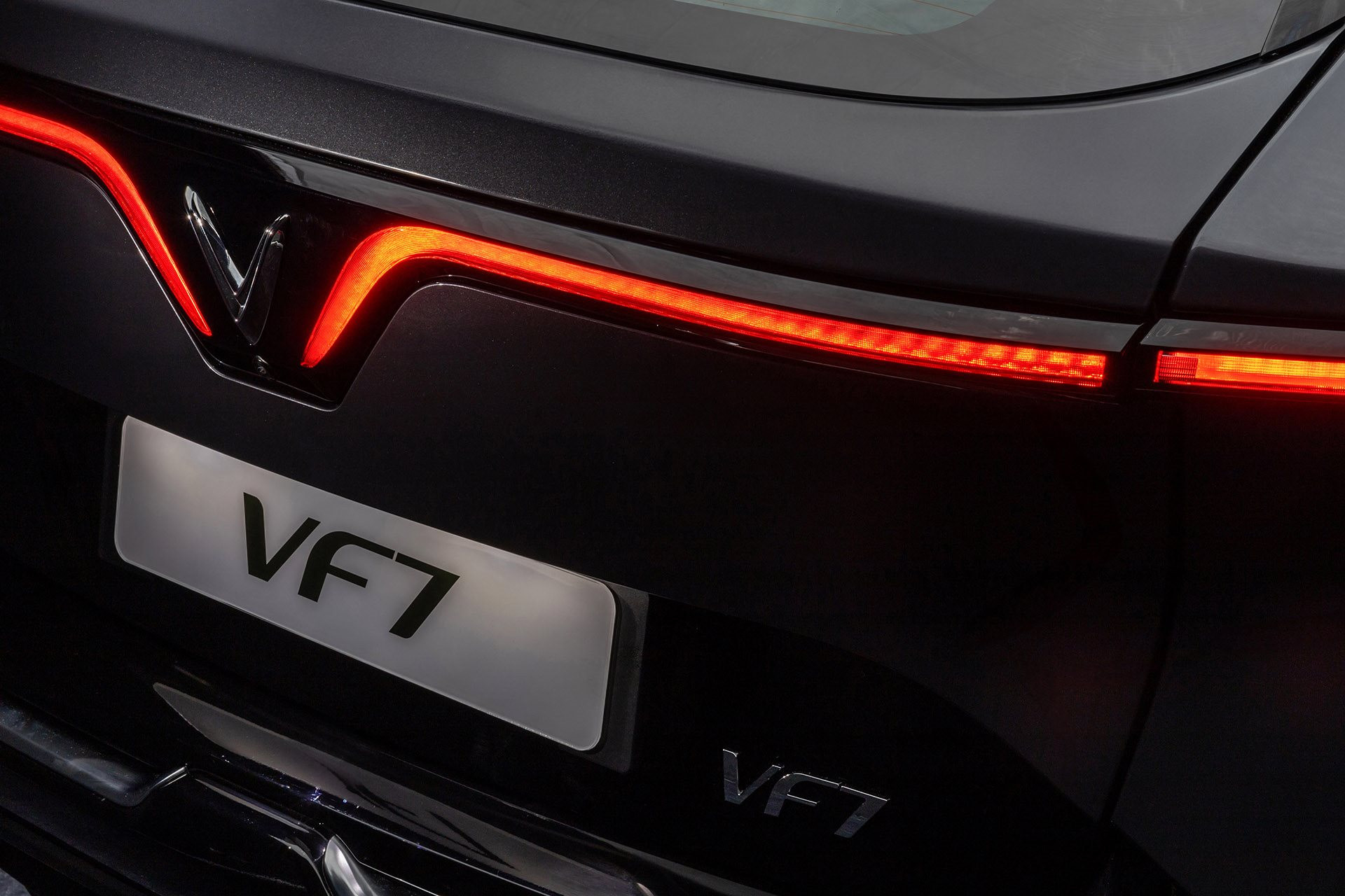VinFast VF 7 chính thức ra mắt tại Việt Nam: Giá từ 850 triệu, thuê pin từ 2,9 triệu, bàn giao trước Tết - Ảnh 4.