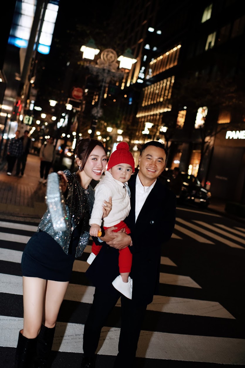 Gia đình doanh nhân Chi Bảo dát đồ hiệu du hí ở Nhật, nhan sắc trẻ trung của CEO Lý Thuỳ Chang gây chú ý - Ảnh 2.