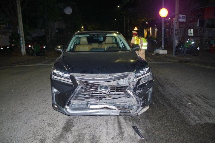Xe sang Lexus cố tình tông trực diện ô tô khác: Bắt khẩn cấp 2 tài xế - Ảnh 1.