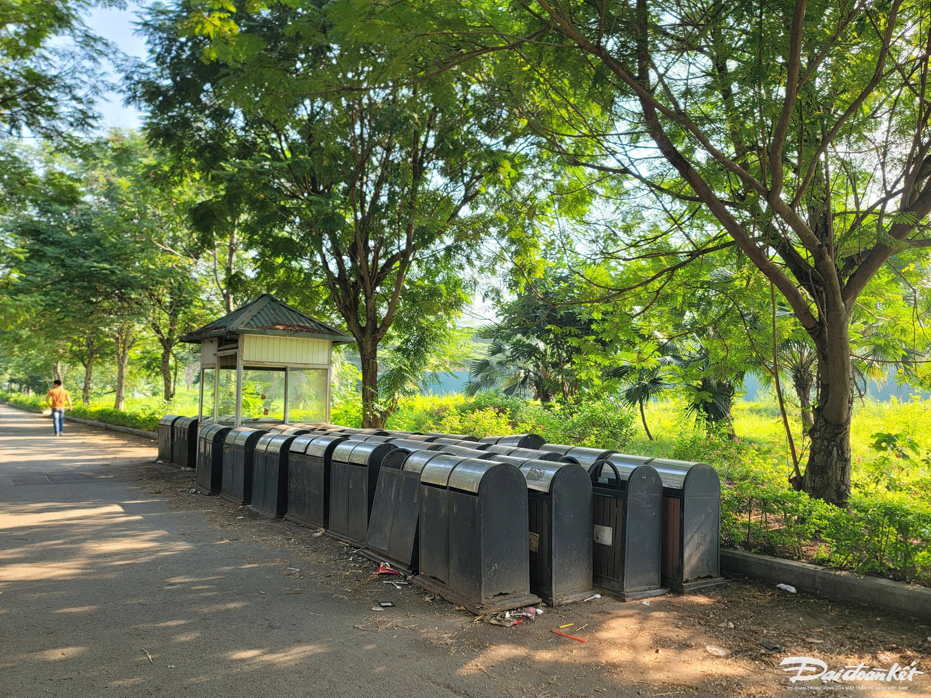 Hà Nội: Công viên hồ điều hoà ban đêm tối om, cỏ mọc um tùm, rác thải bẩn thỉu - Ảnh 15.