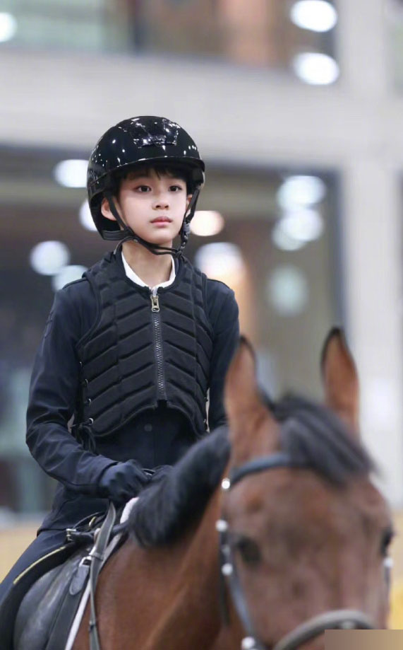 Con trai “đệ nhất mỹ nhân cổ trang”: 12 tuổi sở hữu vẻ ngoài chuẩn “soái ca”, đàn hát, cưỡi ngựa môn nào cũng giỏi- Ảnh 5.