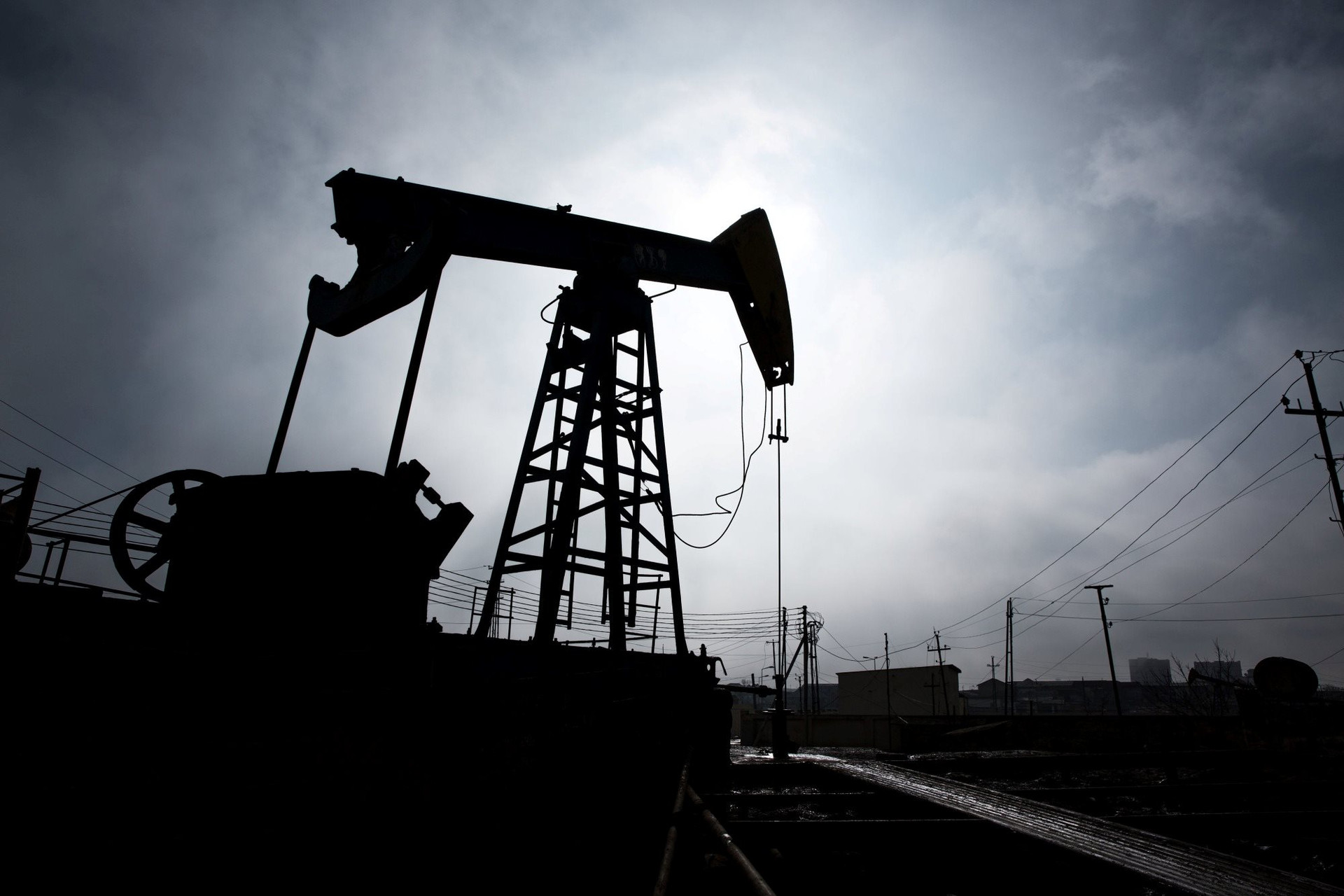 OPEC+ hoãn họp, giá dầu thô lập tức lao dốc không phanh - Ảnh 1.