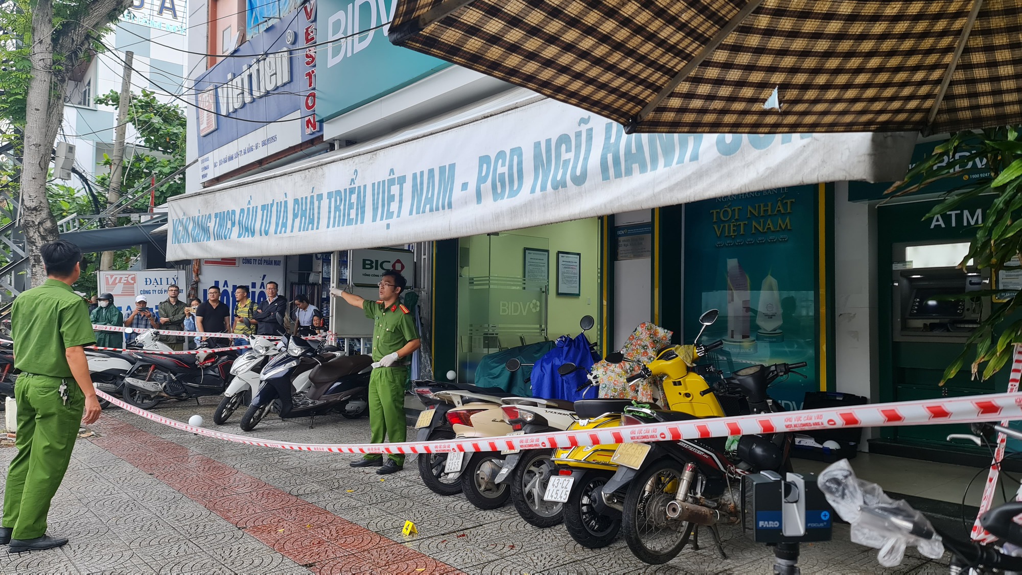 NÓNG: Cướp ngân hàng tại Đà Nẵng, 1 bảo vệ bị thương rất nặng - Ảnh 2.