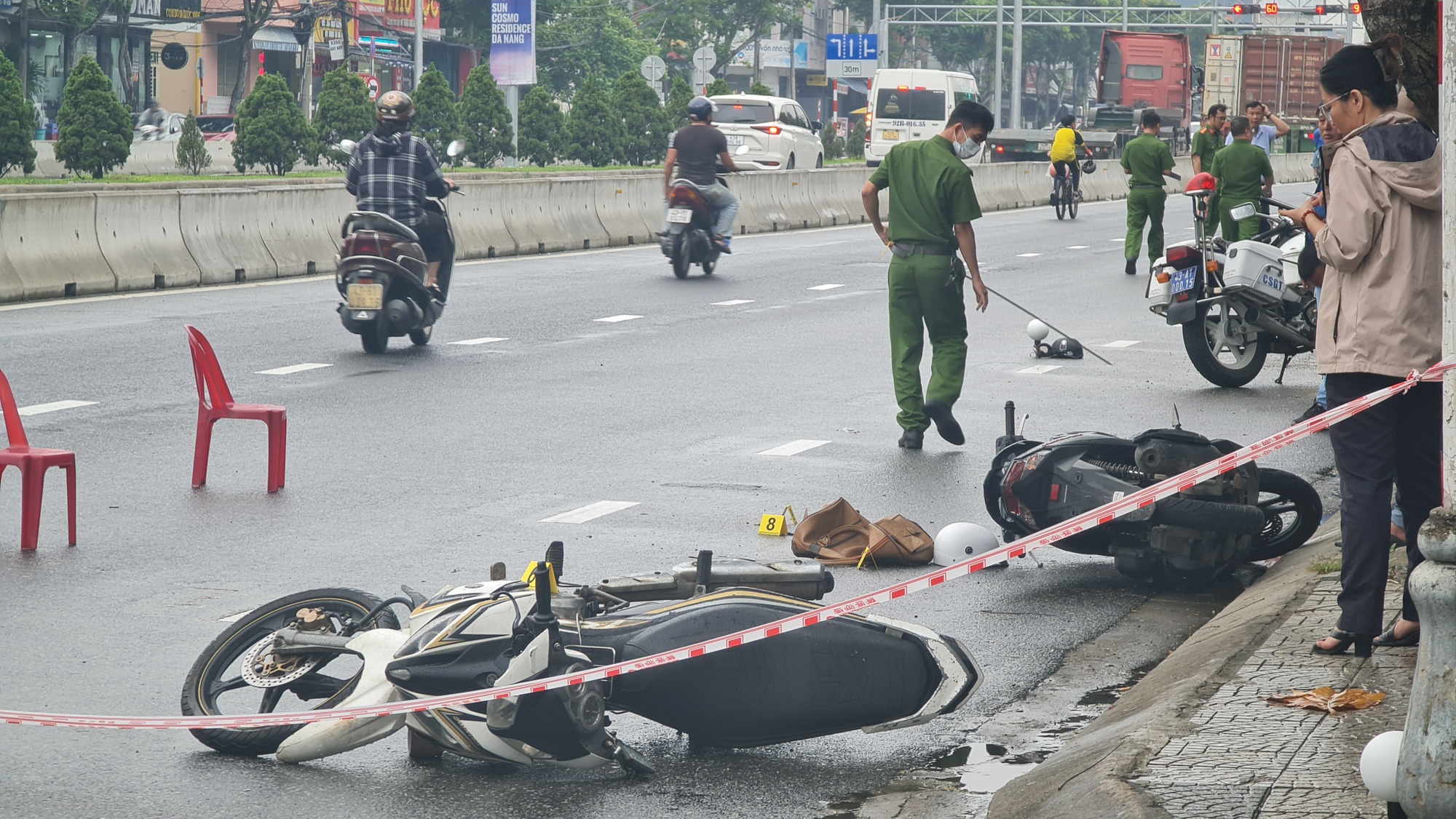 NÓNG: Cướp ngân hàng tại Đà Nẵng, 1 bảo vệ bị thương rất nặng - Ảnh 3.