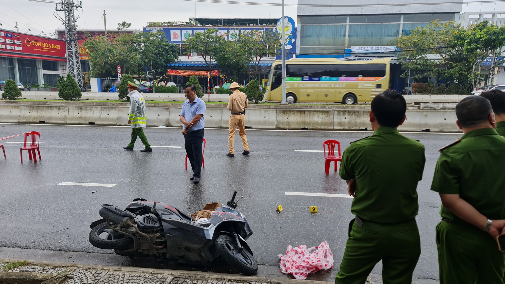 NÓNG: Cướp ngân hàng tại Đà Nẵng, 1 bảo vệ bị thương rất nặng - Ảnh 5.
