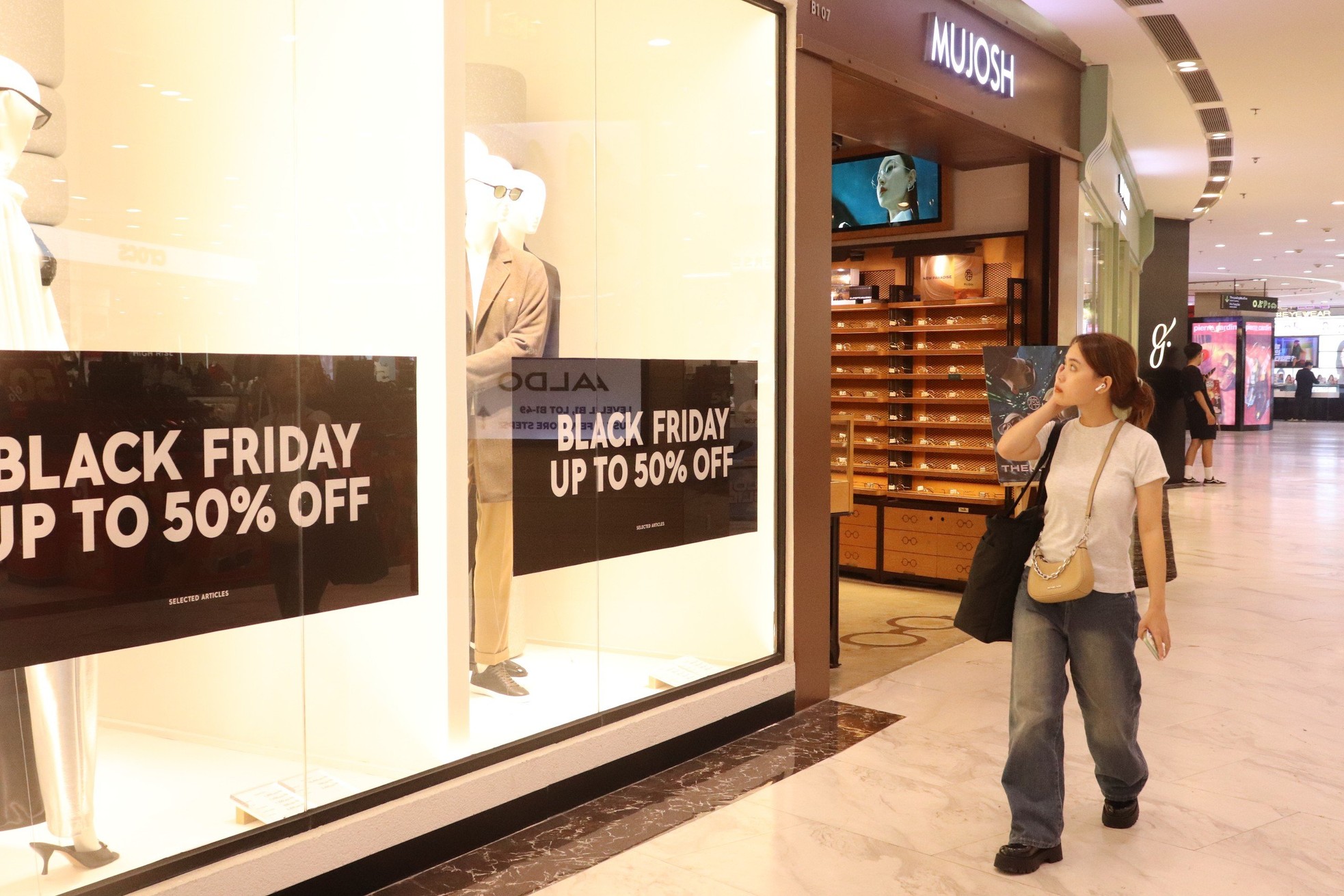 Black Friday mở sớm, hàng hiệu 'sale chồng sale' vẫn ế chỏng chơ - Ảnh 10.