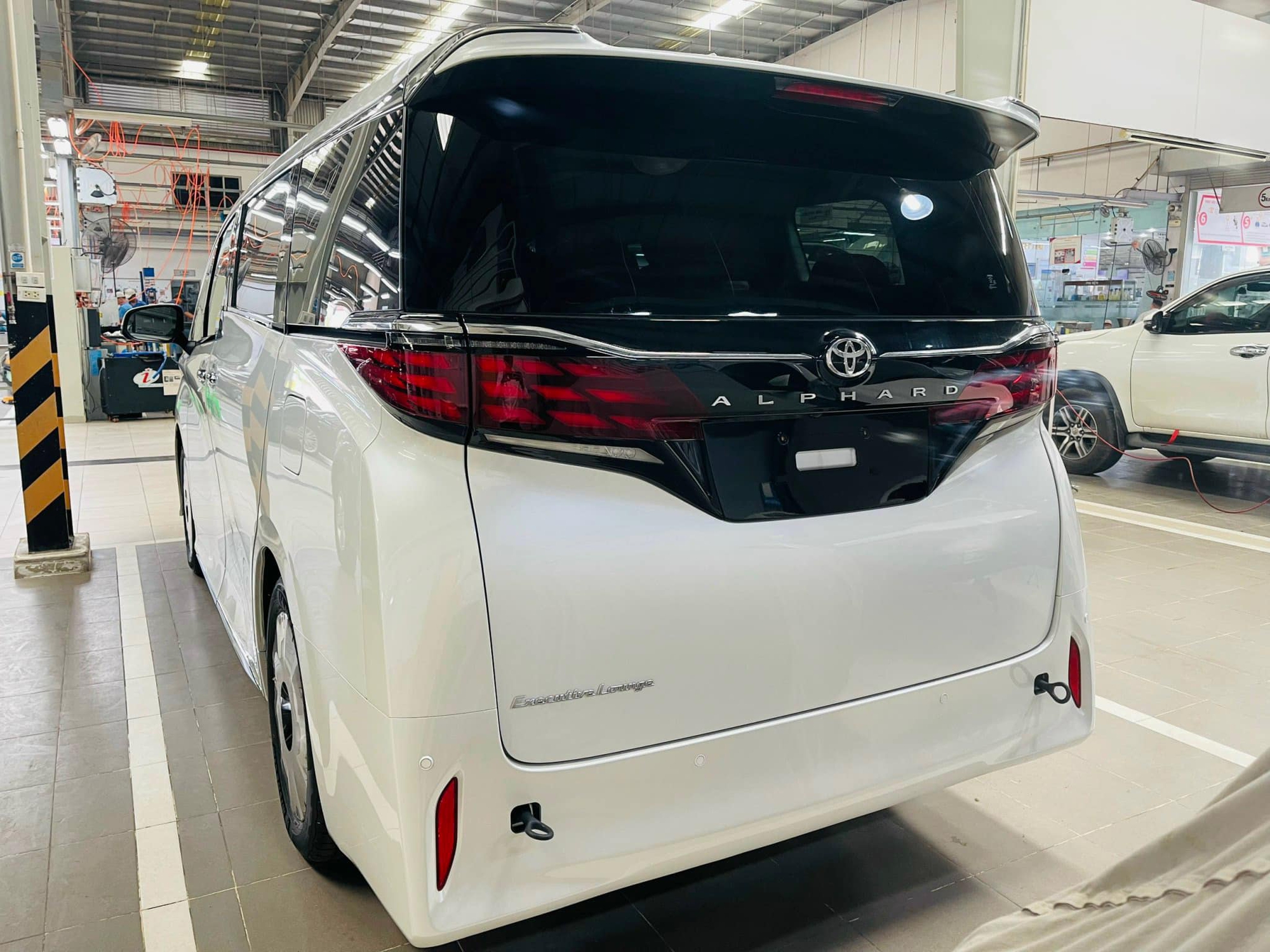 Toyota Alphard 2024 ra mắt Việt Nam: Giá từ 4,37 tỷ ngang đời cũ, thêm động cơ hybrid tiết kiệm xăng như Camry - Ảnh 2.