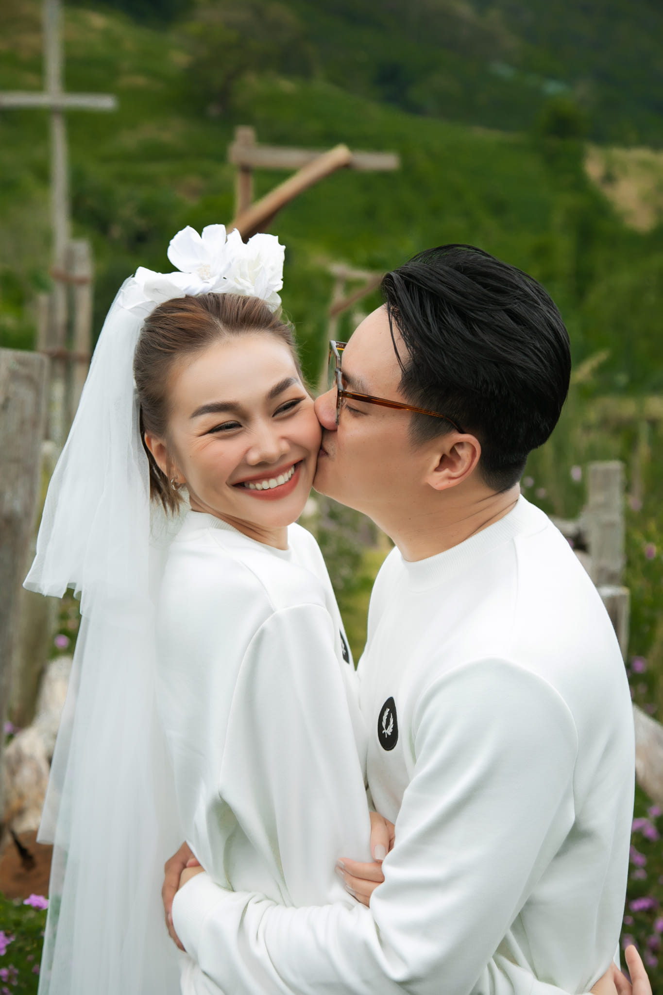 Kỷ niệm 1 tháng ngày cưới, Thanh Hằng quyết định công khai ảnh ông xã nhạc trưởng bế vợ cực hài hước- Ảnh 1.