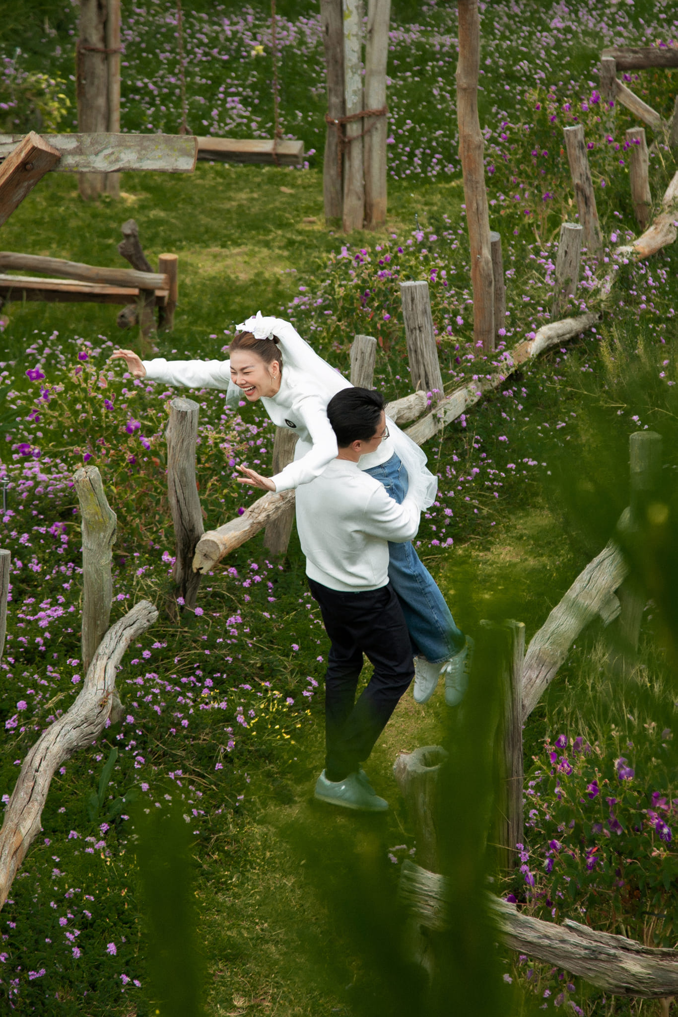 Kỷ niệm 1 tháng ngày cưới, Thanh Hằng quyết định công khai ảnh ông xã nhạc trưởng bế vợ cực hài hước- Ảnh 2.