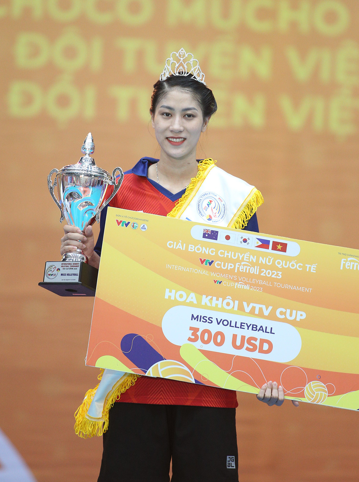 Cô gái Quảng Bình 3 tháng 2 lần nhận giải Hoa khôi bóng chuyền: Cao 1m77, gương mặt hút hồn - Ảnh 2.