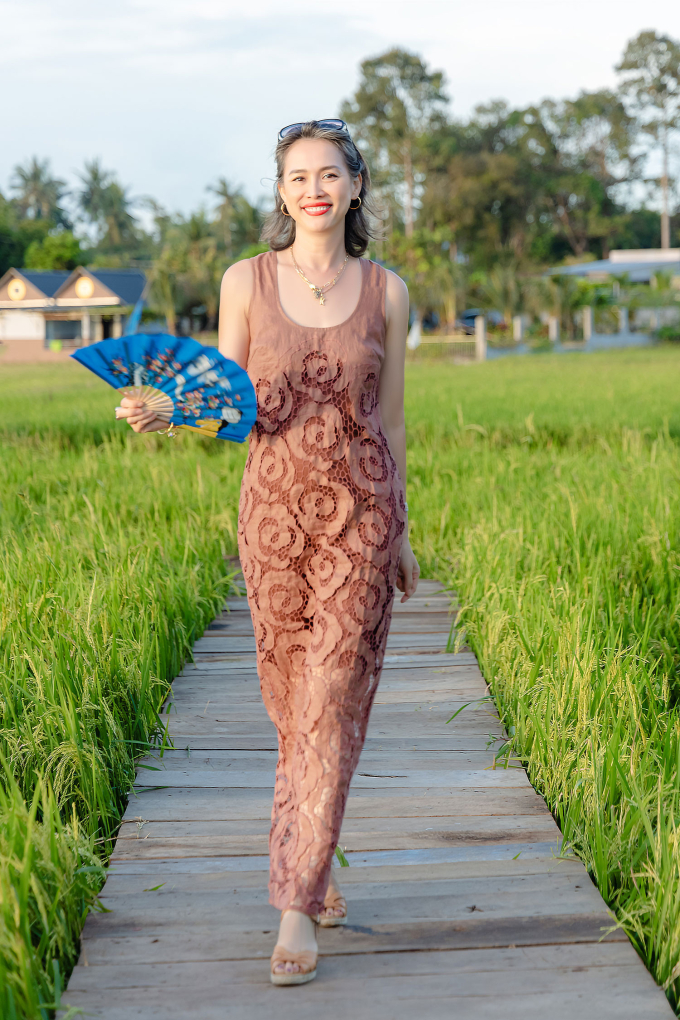 Hoa hậu Việt &quot;độc lạ&quot; bậc nhất: U50 đầu đầy tóc bạc vẫn đẹp quyến rũ, bỏ showbiz làm nông dân tại Mỹ - Ảnh 6.