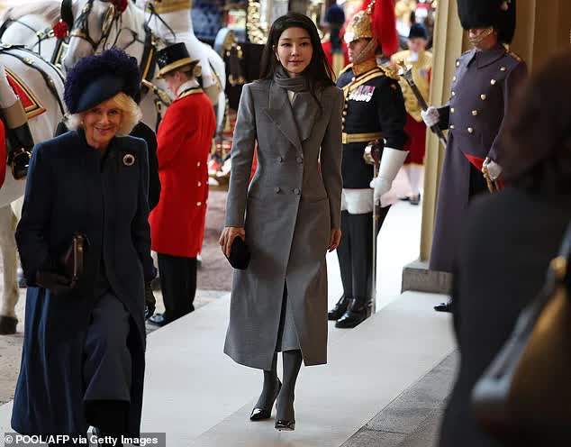 Đệ nhất phu nhân Hàn Quốc trong chuyến thăm Vương quốc Anh: Phong cách cực cuốn hút, đứng chung khung hình với Công nương Kate sẽ ra sao? - Ảnh 4.